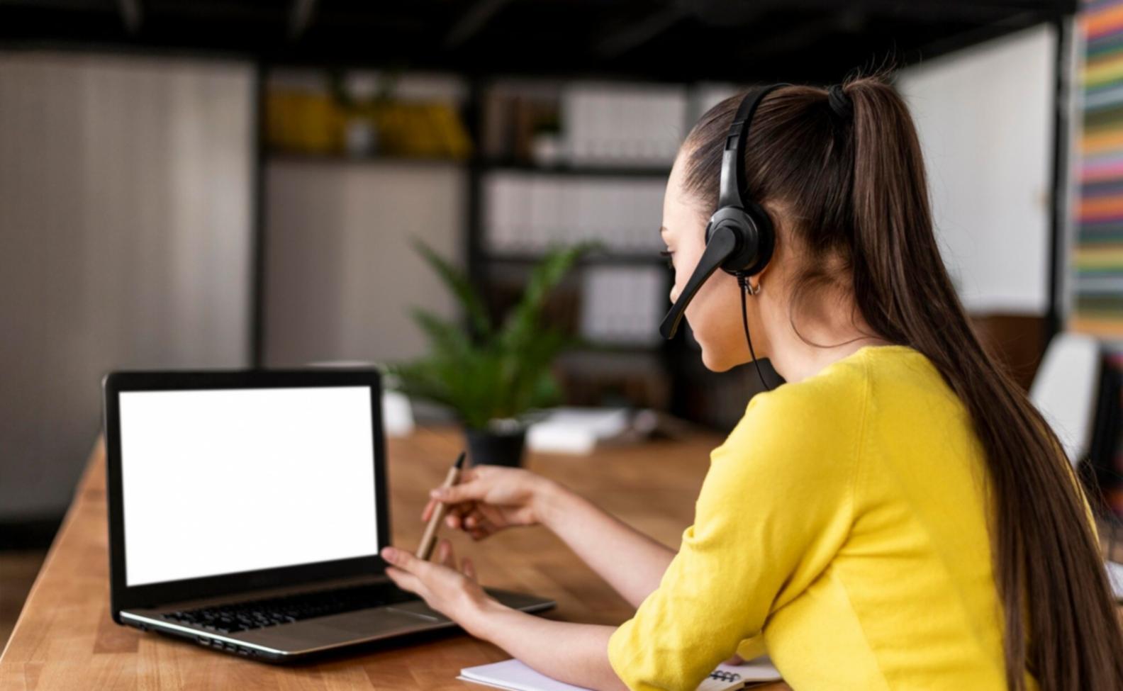 Studente che lavora su progetto di sviluppo giochi mobile