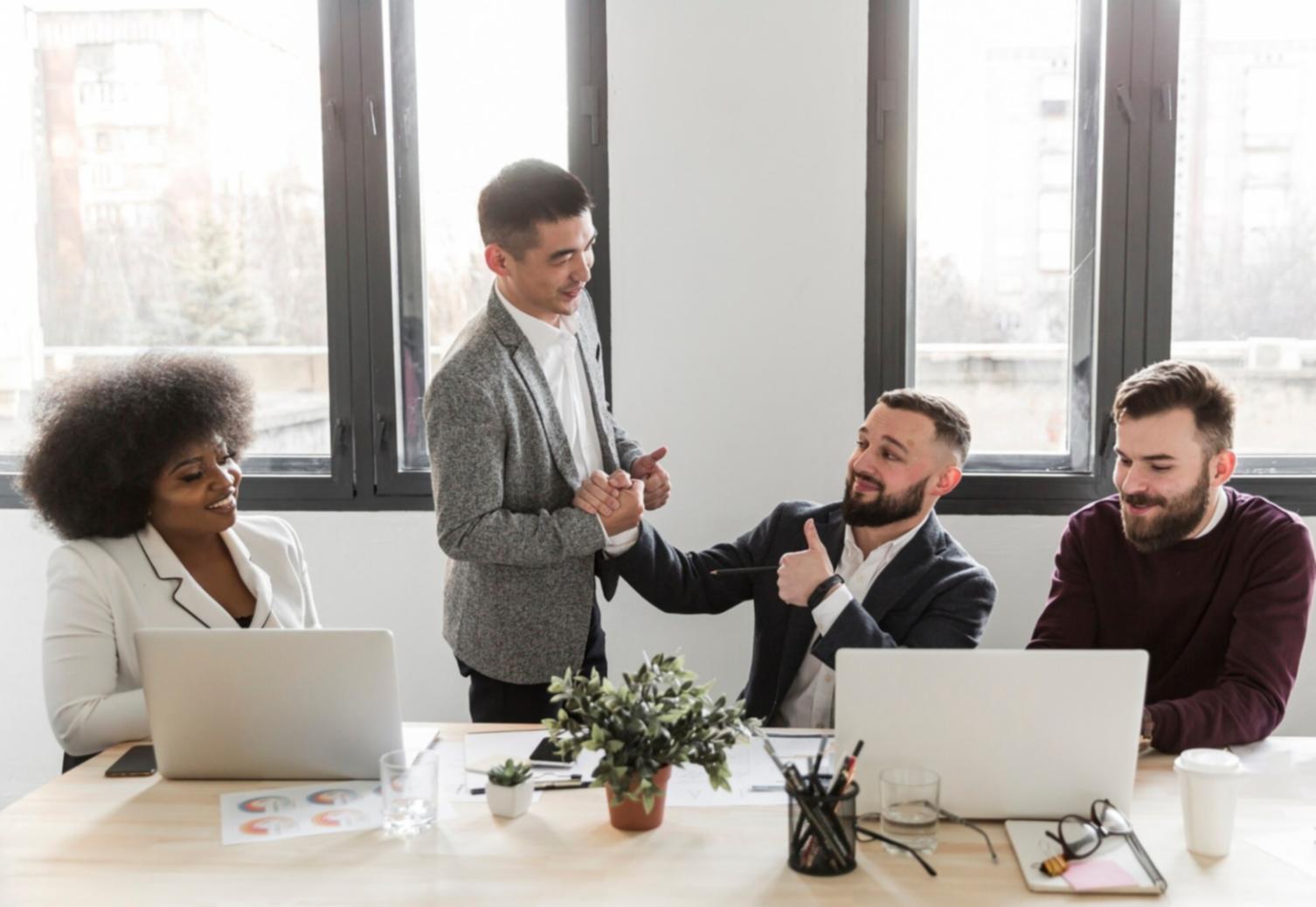 Sessione di sviluppo con dispositivi mobile e laptop