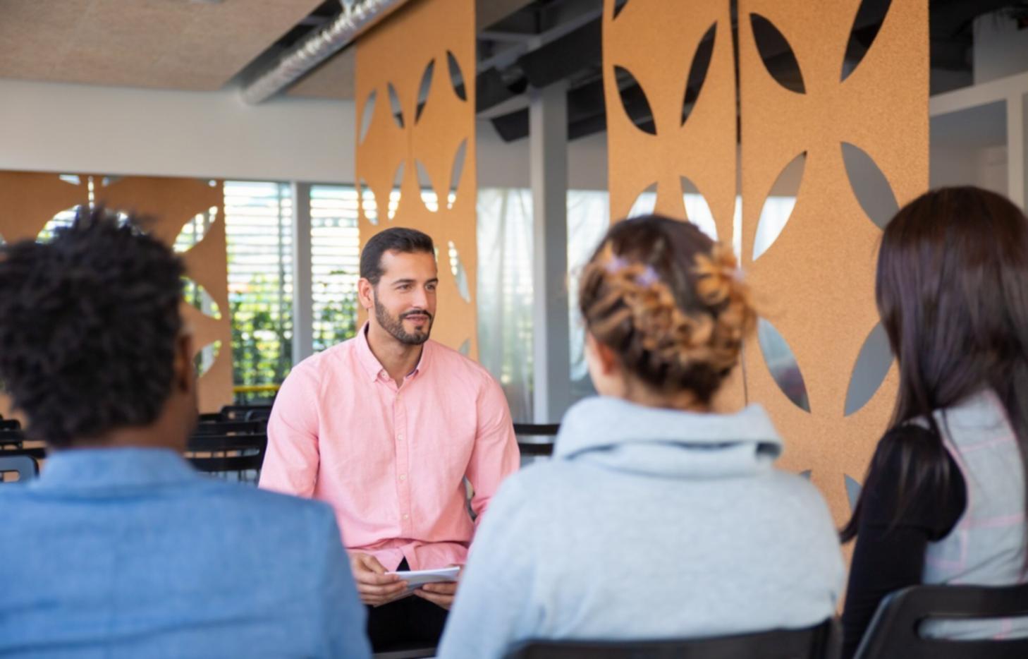 Studente che lavora su codice di programmazione per giochi